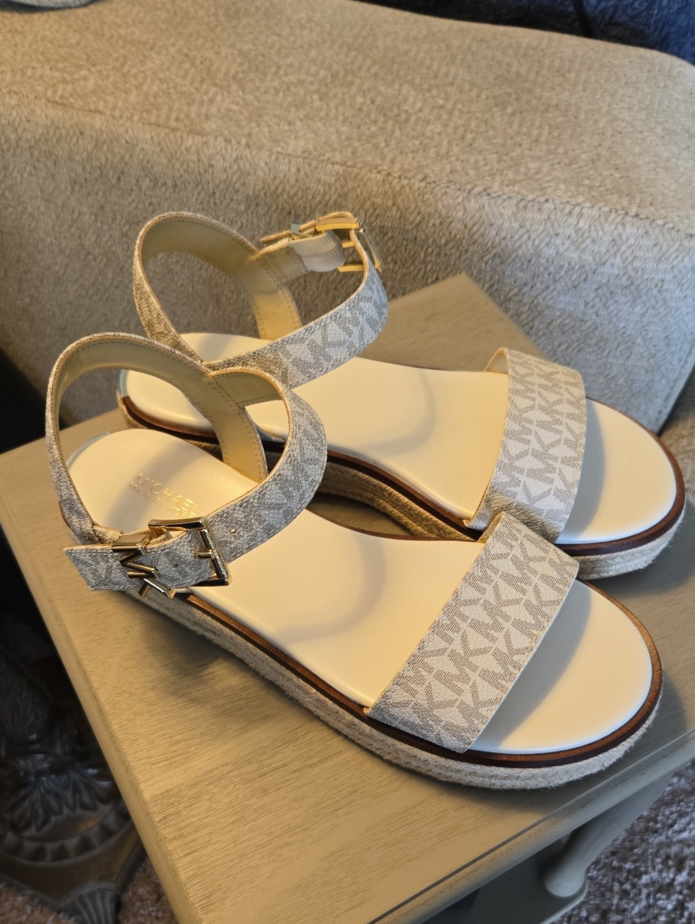 Michael Kors Beige/White Logo Platform Sandals with Gold Buckles 9med